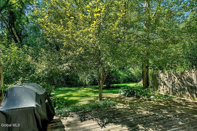 3 Generals Way Way, Halfmoon, NY 12065