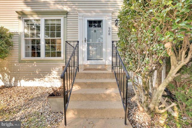 908 SMARTTS LN NE, Leesburg, VA 20176