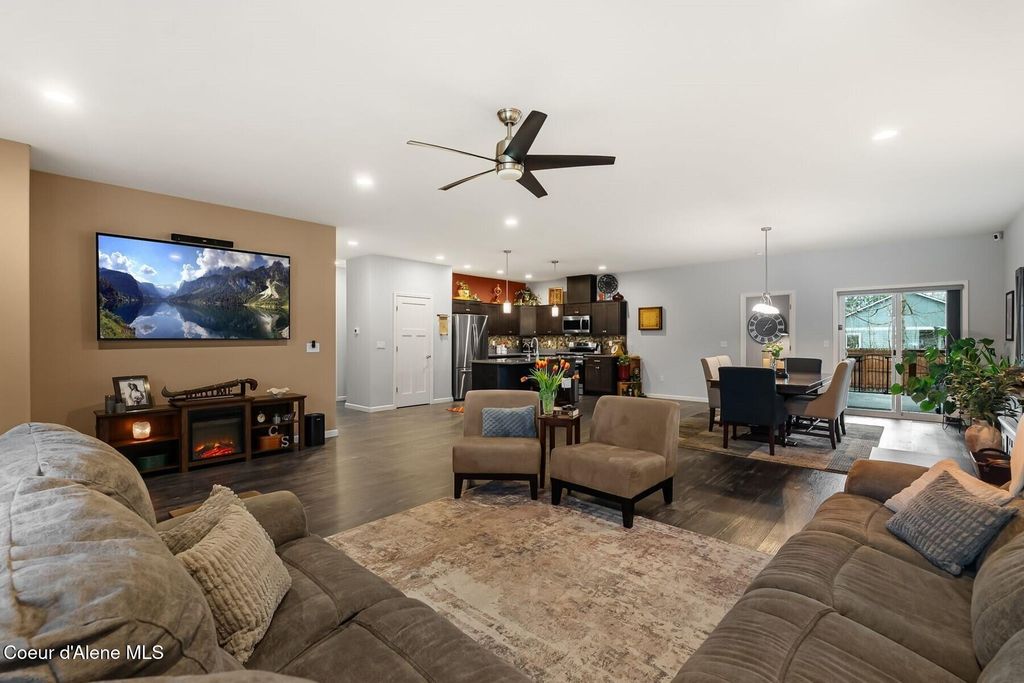 195 Carnelian Ave, Ponderay, ID 83852