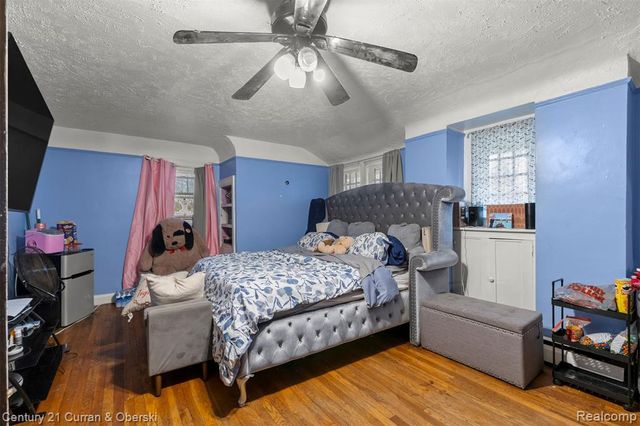 9045 Riverdale St, Redford, MI 48239