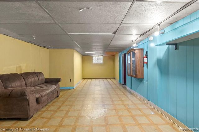 9045 Riverdale St, Redford, MI 48239