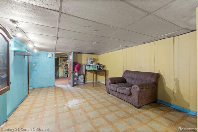 9045 Riverdale St, Redford, MI 48239