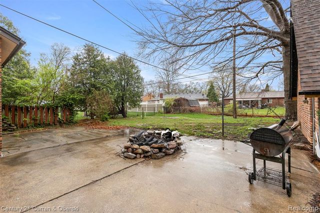 9045 Riverdale St, Redford, MI 48239