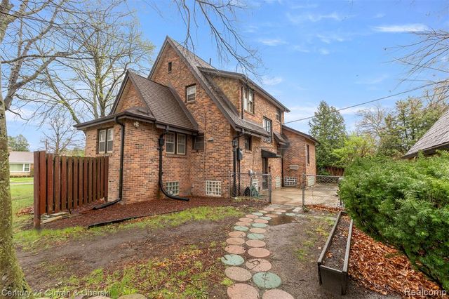 9045 Riverdale St, Redford, MI 48239