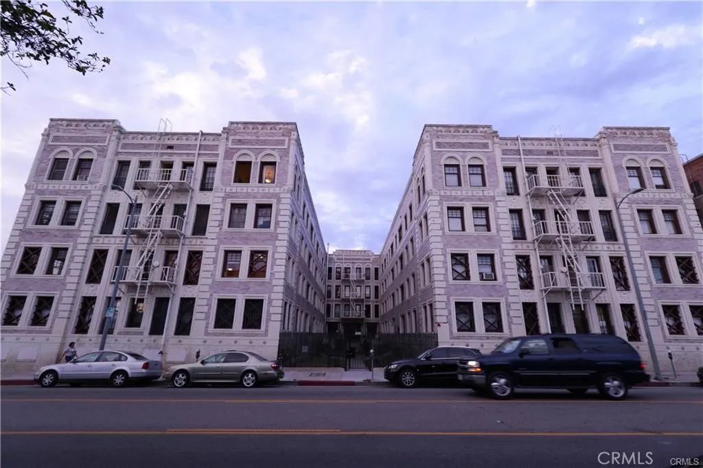 2121 James M Wood Boulevard 221, Los Angeles, CA 90006