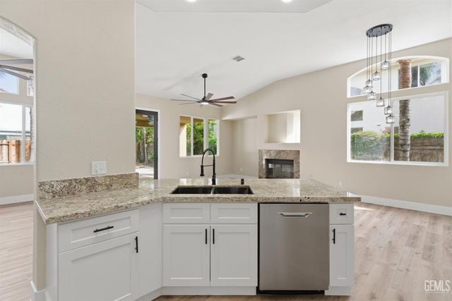 1512 Wedgewood Drive, Bakersfield, CA 93311