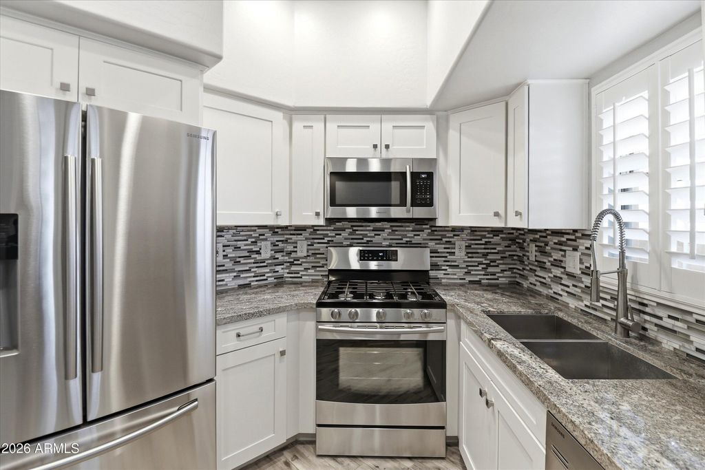 5015 E CHEYENNE Drive 17, Phoenix, AZ 85044
