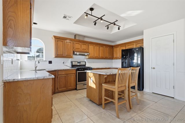 19621 E 39th Street S, Broken Arrow, OK 74014