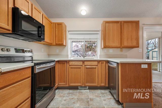 1125 S Bonneville Dr, Nampa, ID 83686