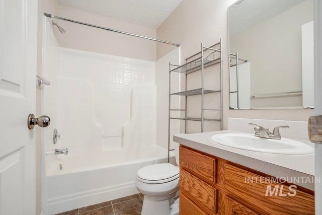 1125 S Bonneville Dr, Nampa, ID 83686