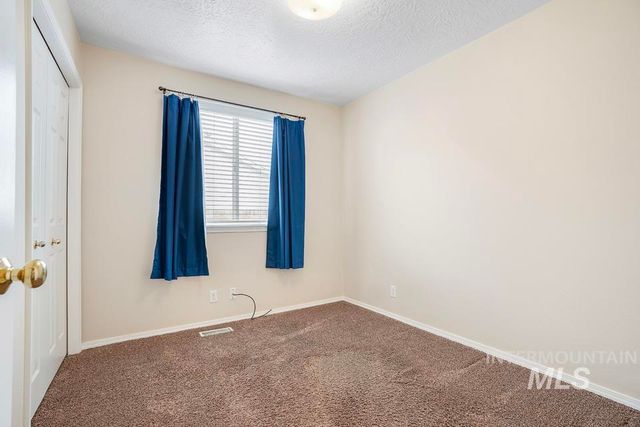 1125 S Bonneville Dr, Nampa, ID 83686