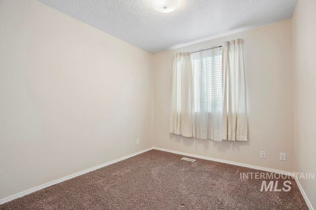 1125 S Bonneville Dr, Nampa, ID 83686