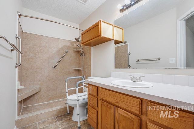 1125 S Bonneville Dr, Nampa, ID 83686