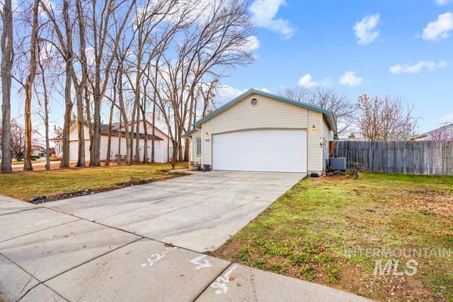 1125 S Bonneville Dr, Nampa, ID 83686