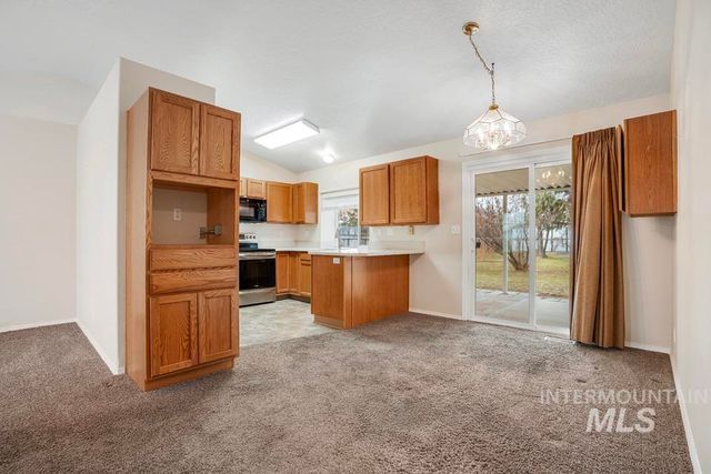 1125 S Bonneville Dr, Nampa, ID 83686