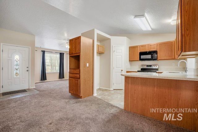 1125 S Bonneville Dr, Nampa, ID 83686