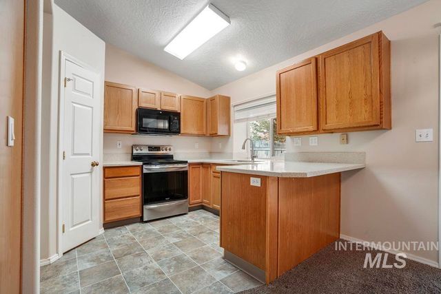 1125 S Bonneville Dr, Nampa, ID 83686