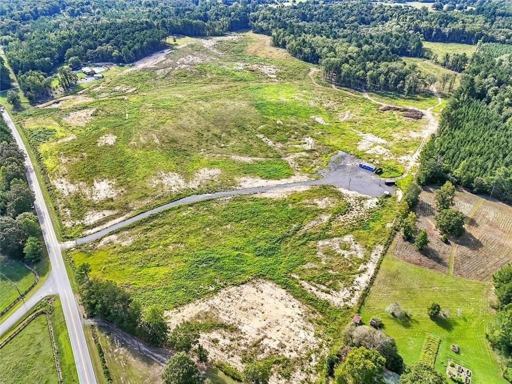 Image 10 of property listing at 851 Barnsley Garden Road, Kingston, GA 30145