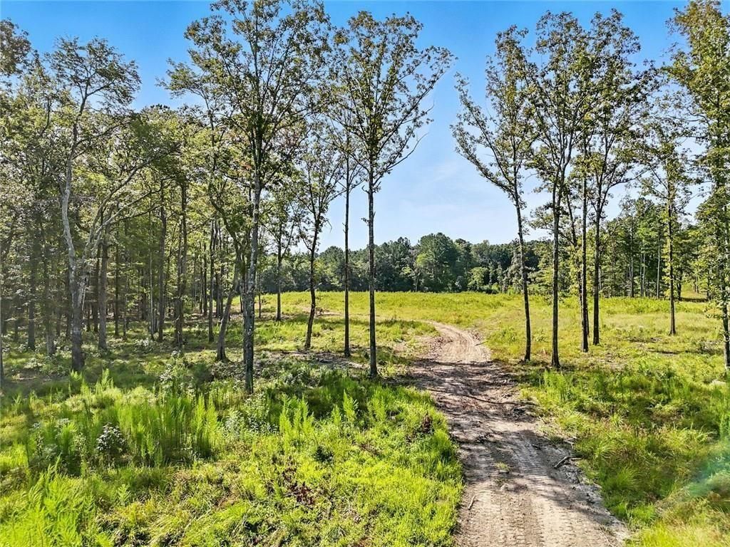Image 14 of property listing at 851 Barnsley Garden Road, Kingston, GA 30145