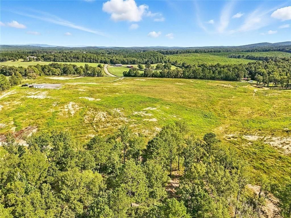 Image 15 of property listing at 851 Barnsley Garden Road, Kingston, GA 30145