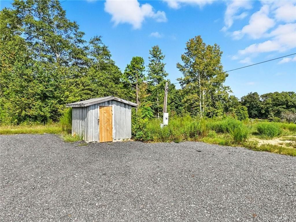 Image 17 of property listing at 851 Barnsley Garden Road, Kingston, GA 30145