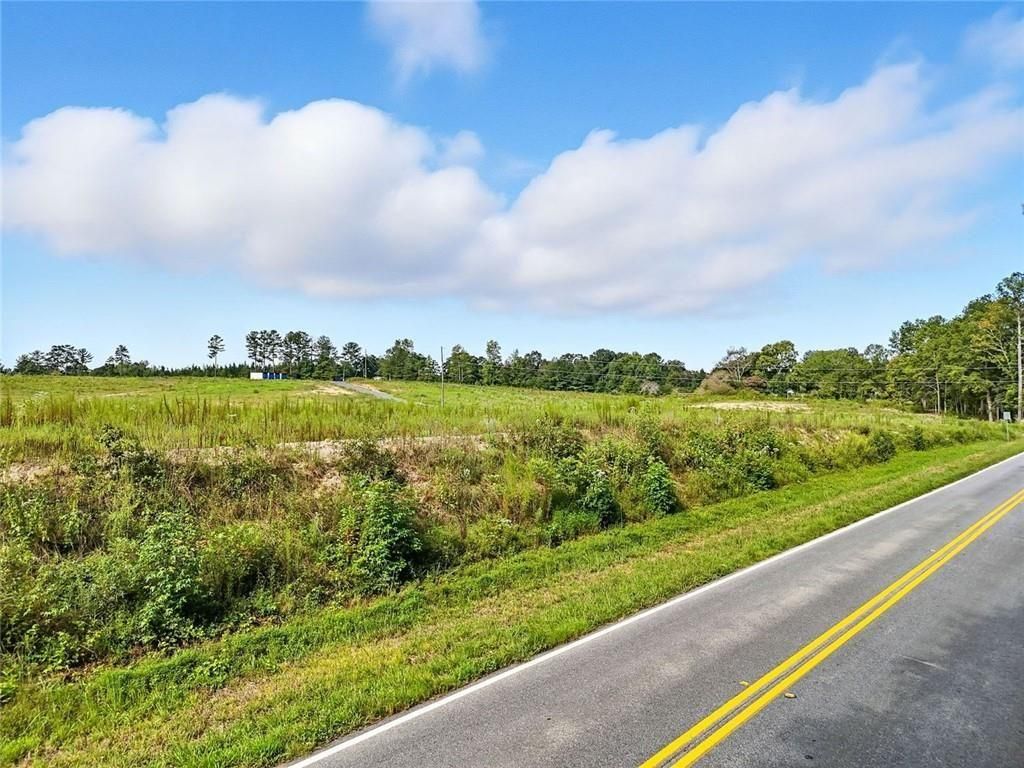 Image 4 of property listing at 851 Barnsley Garden Road, Kingston, GA 30145