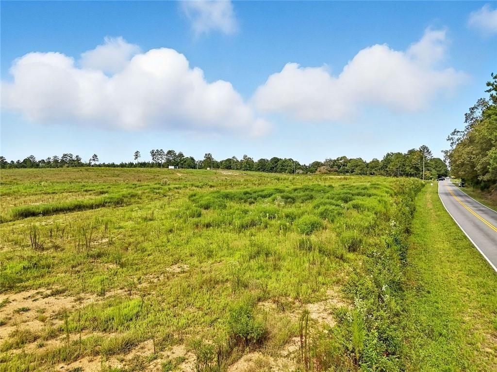 Image 5 of property listing at 851 Barnsley Garden Road, Kingston, GA 30145