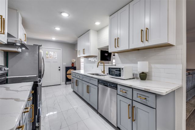 348 Thompson Street, Fort Worth, TX 76134