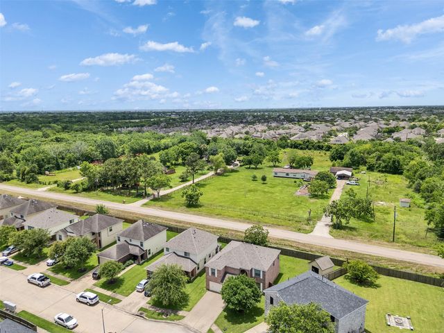 5302 Rio Ramos Street, Rosharon, TX 77583