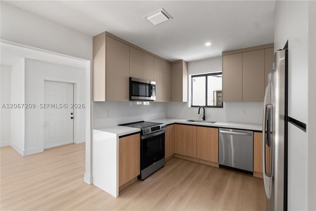 31 W 64th St, Hialeah, FL 33012