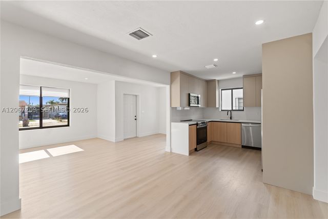 31 W 64th St, Hialeah, FL 33012