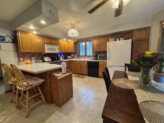 642 E Waterford Drive, Beloit, WI 53511
