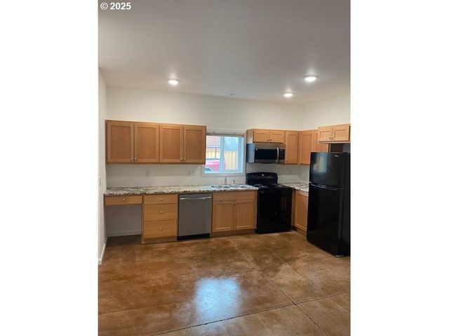 443 S 43RD St, Springfield, OR 97478