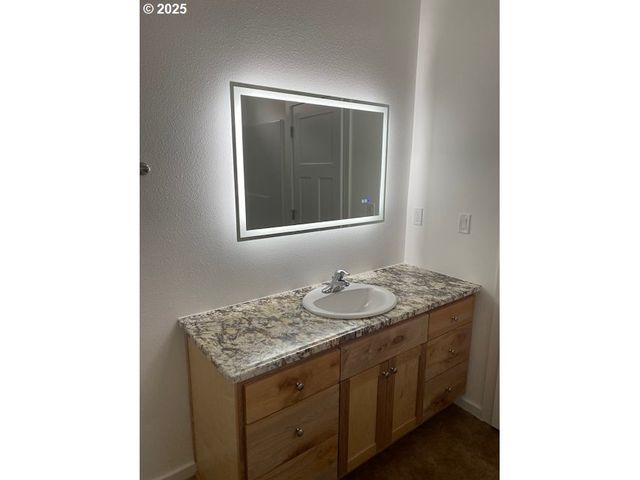 443 S 43RD St, Springfield, OR 97478