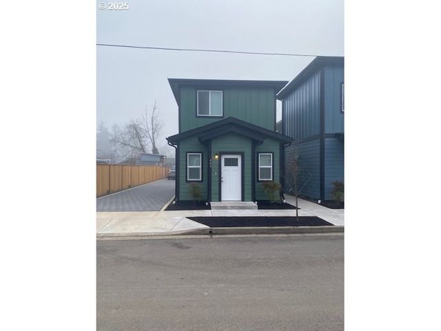 443 S 43RD St, Springfield, OR 97478