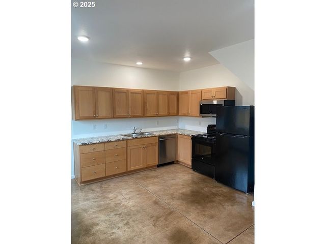 443 S 43RD St, Springfield, OR 97478