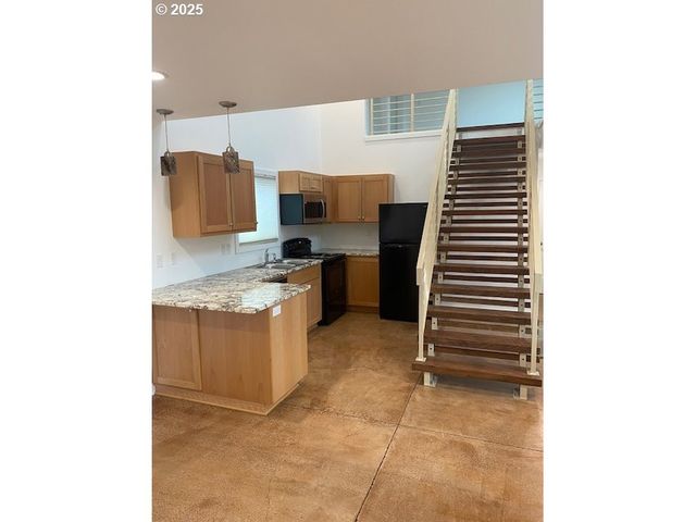 443 S 43RD St, Springfield, OR 97478