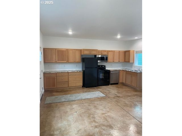 443 S 43RD St, Springfield, OR 97478