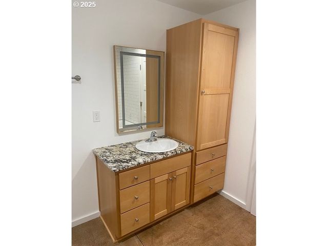 443 S 43RD St, Springfield, OR 97478