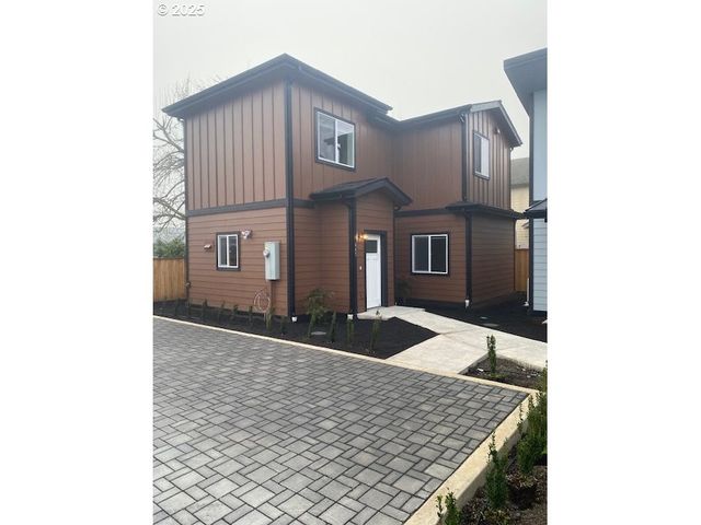 443 S 43RD St, Springfield, OR 97478