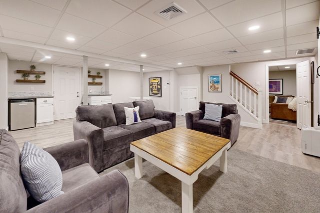 15 Loeffler Ln, Medfield, MA 02052