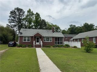 422 E Savannah Street, Calhoun Falls, SC 29628