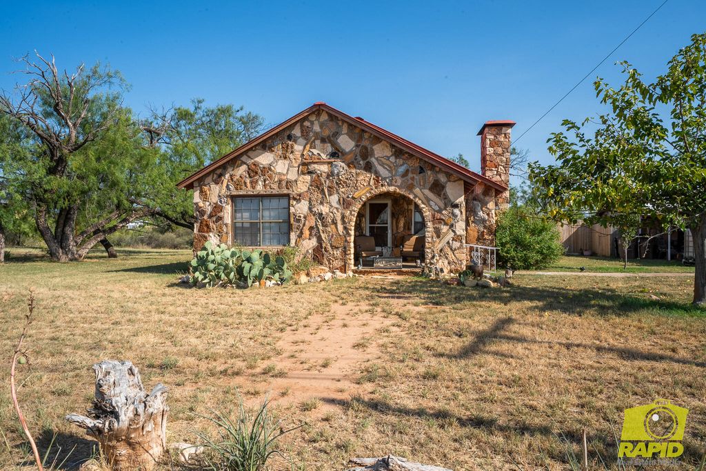 Image 3 of property listing at 425 Highland Park Park, Robert Lee, TX 76945