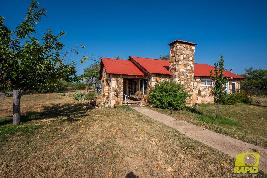 Image 5 of property listing at 425 Highland Park Park, Robert Lee, TX 76945