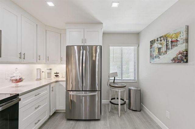 16 ESCONDIDO CIRCLE 221, Altamonte Springs, FL 32701