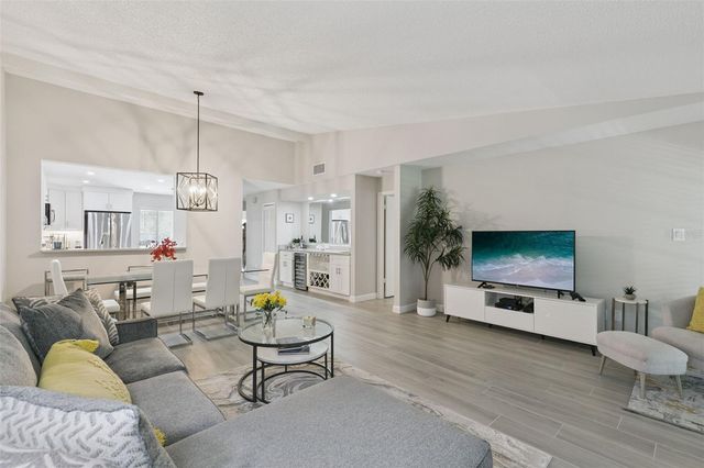 16 ESCONDIDO CIRCLE 221, Altamonte Springs, FL 32701