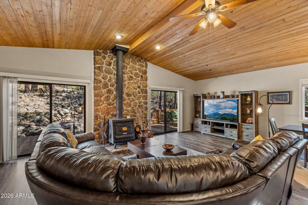 Image 8 of property listing at 935 E RAINTREE Road, Munds Park, AZ 86017