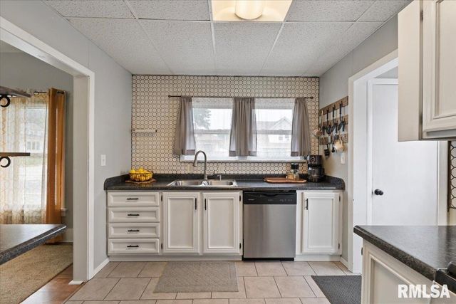 1658 W LOMBARD Street, Davenport, IA 52804