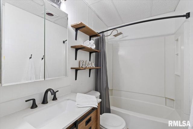 1658 W LOMBARD Street, Davenport, IA 52804