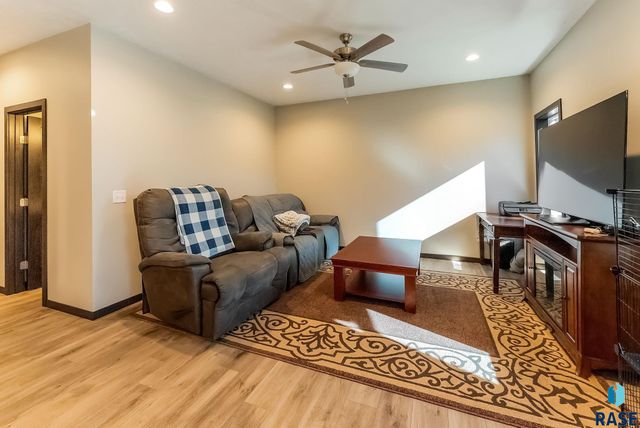 1016 N Mable Cir Circle, Sioux Falls, SD 57103